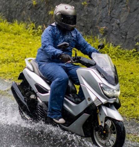 Simak Tips Berkendara di Musim Hujan dengan Sepeda Motor Matik