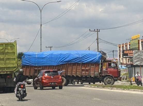 Truk Odol masih Melintas di Jalanan Kota Pekanbaru, Kucing-kucingan dengan Polisi