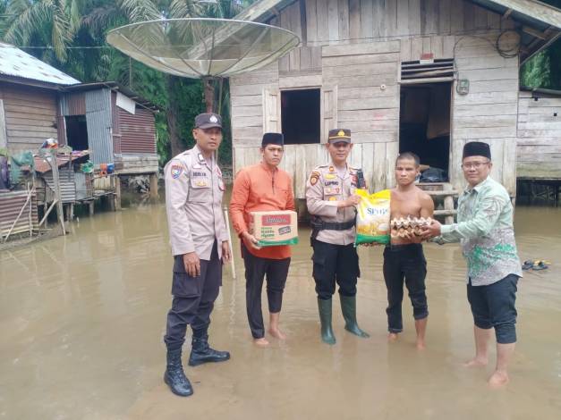 Bagikan Sembako ke Warga Terdampak Banjir, Personel Polsek Tambusai Polres Rohul Ajak Sukseskan Pemilu 2024