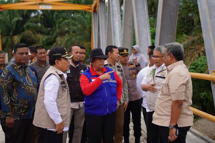 Dibangun melalui Bankeu Pemprov Riau, Gubernur Tinjau Pengerjaan Jembatan Surau Munai Rohul