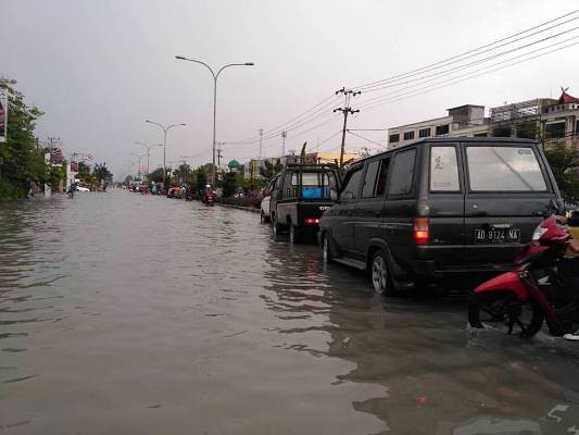 Direndam Banjir, Jalan Soebrantas Panam Macet Hingga Satu Kilometer