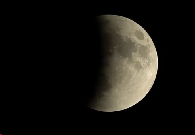 Cuaca Cerah, Masyarakat Pekanbaru Bisa Saksikan Gerhana Bulan dengan Jelas