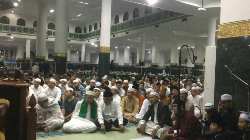 Gubernur Salat Gerhana Bulan Berjemaah Bersama Ribuan Umat di Masjid Annur
