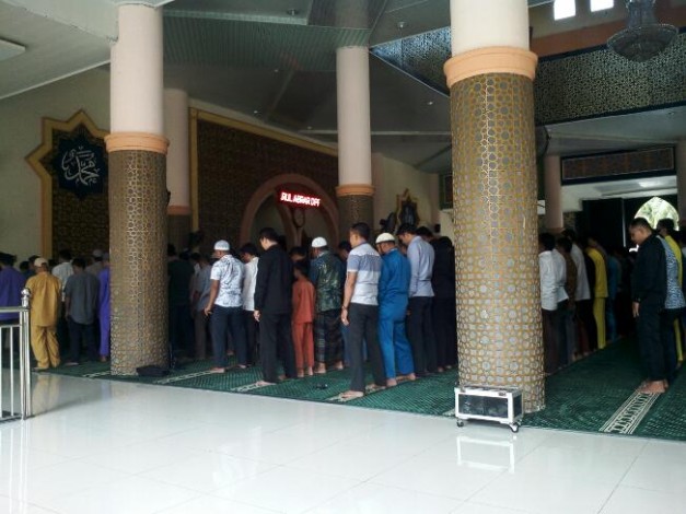 Jemaah Masjid Darul Abrar DPRD Riau  Gelar Salat Hajat Agar Terhindar Virus Corona