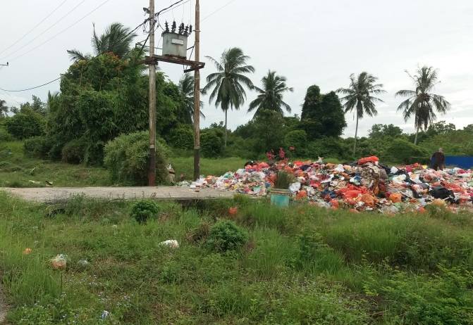Tumpukan sampah di TPS Desa Gogok yang sudah dekat dengan pinggir jalan. Foto diambil tanggal 28 Januari 2023.