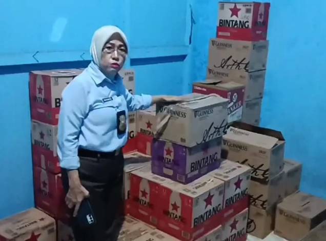 Satpol PP Rohul Sita Ratusan Botol Minuman Beralkohol di Ujung Batu, Pemilik Ditetapkan Tersangka