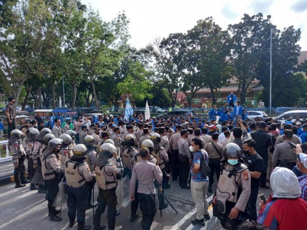 Mahasiswa UIR Unjuk Rasa di Kantor DPRD Riau Bubarkan Diri