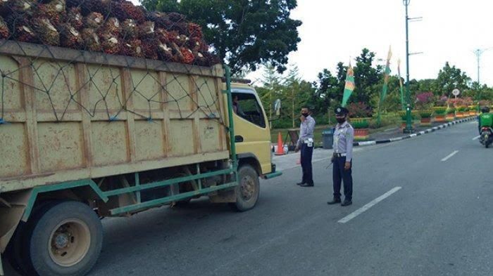 Dishub Siak Tilang Truk ODOL di Jalan Menuju Pelindo Perawang saat Razia Penumbar