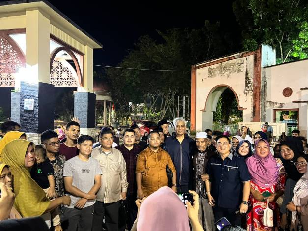 Tim Tapak Riau, ninik mamak, para tersangka serta warga di depan Masjid Islamic Center Bangkinang setelah penangguhan penahanan.