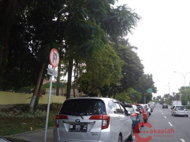 Awas, Dishub Bakal Derek Mobil di Jalan Diponegoro