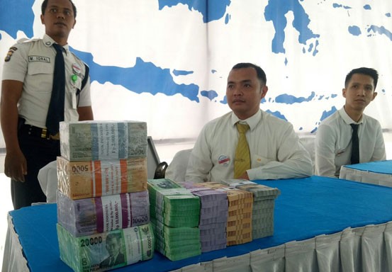 Transaksi Penukaran Uang Bersama di Halaman Kantor Gubernur Riau Rp10 Miliar Lebih