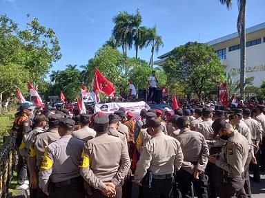 Tidak Boleh Orasi di Depan Kejati Riau, Polisi Hadang Ribuan Massa Aksi