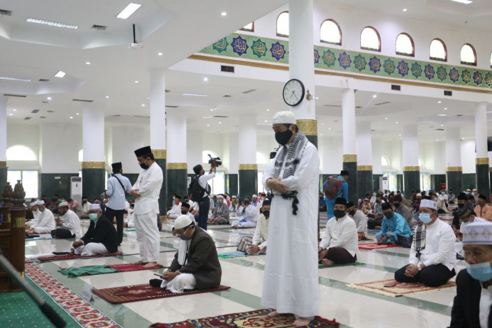 Salat Ied di Masjid Raya Annur, Syamsuar: Covid-19 Cenderung Meningkat, Jangan Abaikan Protokol Kesehatan