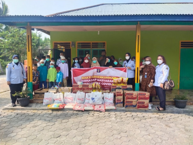 Kemenkumham Riau Bagikan Ribuan Paket Sembako untuk Warga Terdampak Covid-19