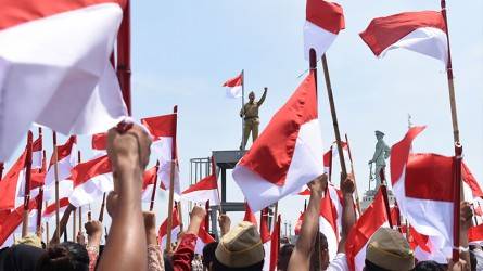 Sambut HUT Ke-78 RI, Pemprov Riau Bagikan 16 Ribu Bendera ke Masyarakat