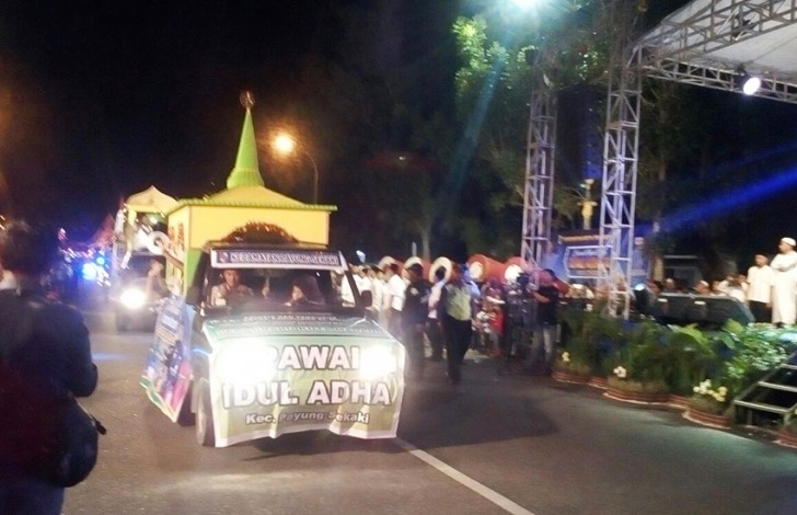 Dilepas Walikota, Puluhan Mobil Hias Takbir Keliling Pekanbaru