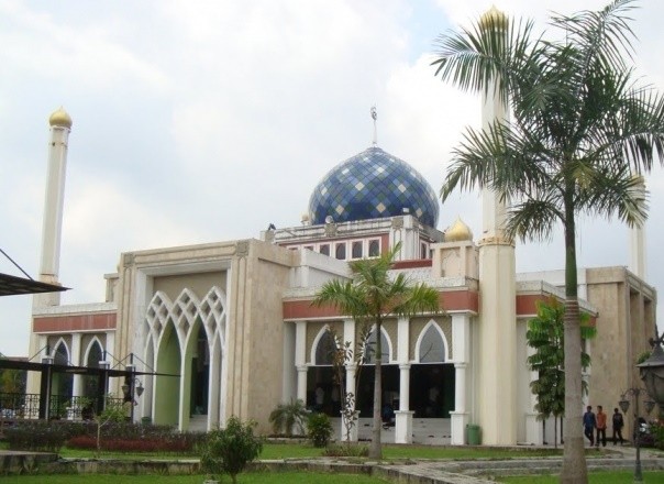 Fraksi di DPRD Riau Serahkan Sapi Kurban ke Masjid Darul Abrar