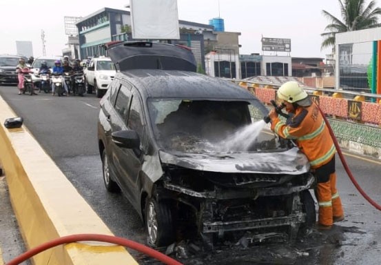 Mobil Terbakar di Atas Fly Over Jalan Sudirman Pekanbaru