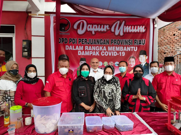 Mensos Risma Tinjau Dapur Umum PDIP Riau, Semangati Kader Songsong Pemilu 2024
