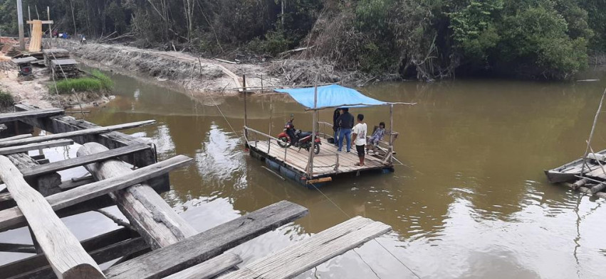 Pungutan Rakit Penyeberangan di Desa Tambak Langgam Dikeluhkan Warga