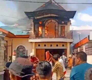 Rumah Pensiunan Polri di Jalan Lumba-lumba Pekanbaru Kebakaran