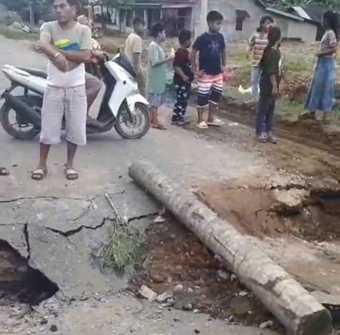 Jalan Lintas Provinsi di Surau Gading Rokan Hulu Amblas, Pengendara Diminta Hati-hati