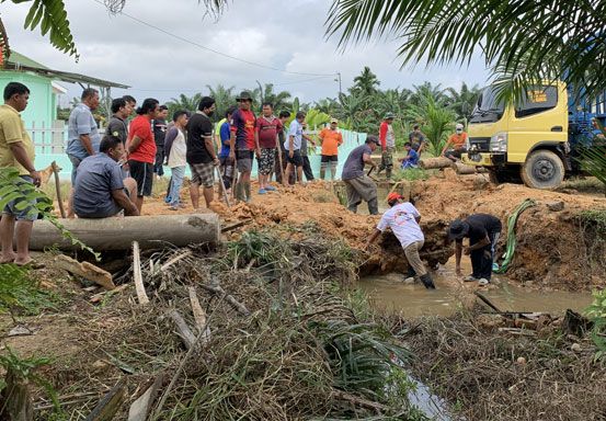 Pemko Pekanbaru Cuek, Warga Terpaksa Bangun Sendiri Jembatan yang Ambruk Akibat Hujan