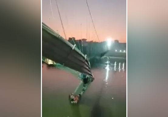 Jembatan di India Ambruk, 80 Orang Tewas
