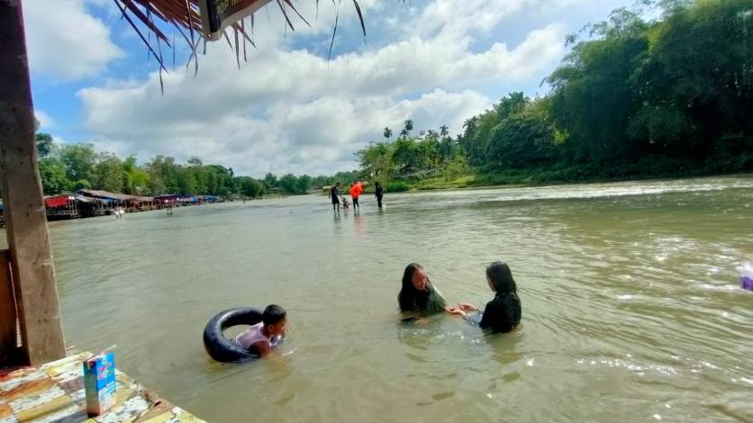 Libur Tahun Baru 2023, Masyarakat Serbu Sungai Gelombang Kampar